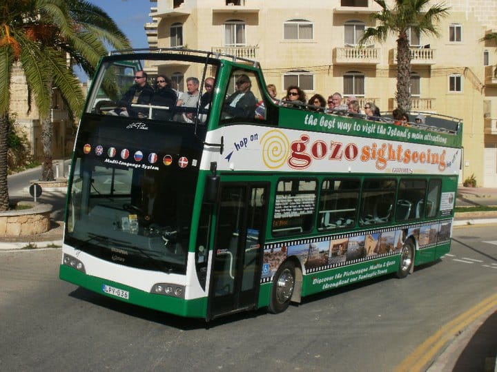 Экскурсионный автобус с открытым верхом на Гозо