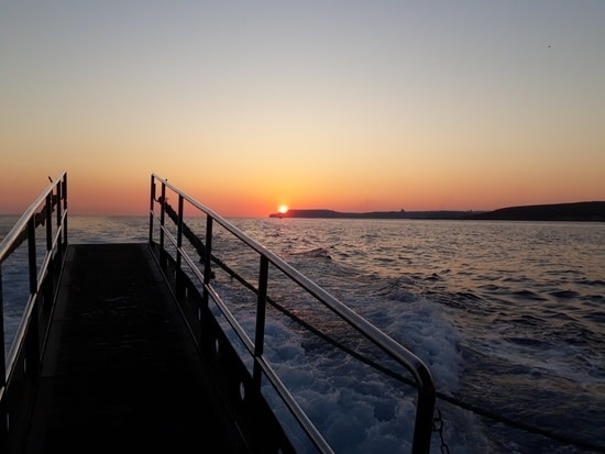 Rejs statkiem o zachodzie słońca na Comino